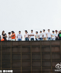 ����ĳ��˾28λԱ��Ϊ��н��������¥��