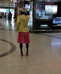 ŷ�г��о���"����" ���⴩�Ż�������һ��Ů��