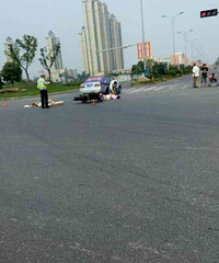 ����·����·�ڳ��⳵��Ħ�г�ײ���ˡ�����