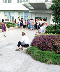 ��ҽԺ��������һĻ һ��̫�ڼ������ſڿ޵��ڵ��Ϲ�����ȥ