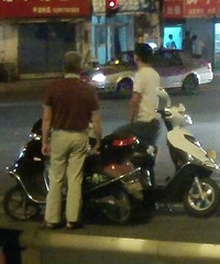 �f�����Ĺ�·��һС���ʻĦ�г���һ��ʻ