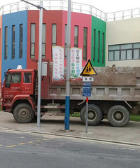 �γ��̶�С���Ǳߵ��˳�·��Υ��ͣ�����׹�˭�ܣ�