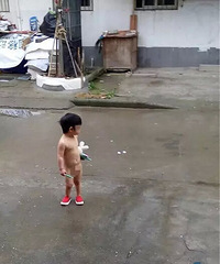 "还记得这几个孩子吗?半年前光身无人管,如今上了幼儿园"