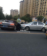 ��ʱ�ݺ�˹�´���ײ��̯�ϴ����ˣ�