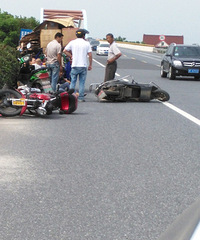 ���ˣ�������·����С������ײ  ���ڵ��ϡ���