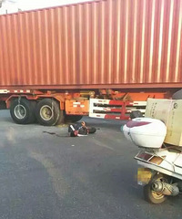 ������Ħ�г��뼯װ�䳵��ײ ���Ħ�г�˾��������