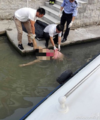 ͻ�������κ�����԰����������Ͷ��  ʬ���Ѿ������ϰ�