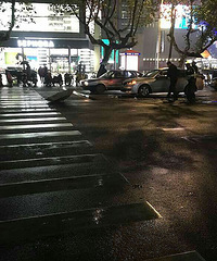 ͻ�������ڸղ���Թ㳡ǰһ���ӱ��γ�ײ��������Σ