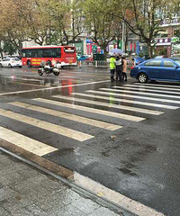 ��ɽ·����ſ���ײ���ˣ���װ�м令����