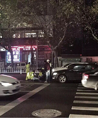 ��ɽ·�»�����ſڰ����� �����˱�ײ��