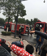 ���̾�Է�ſڷ���һ��ú��ƿ��ȼ�¹ʣ������ˣ�