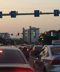 �л���·�ɶ�����Խ��·�ڣ����̵ƺȶ��˰�