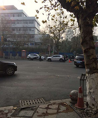 ��ɽ·�������ֳ���������綯����ײ