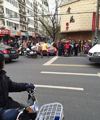 һ��ƿ����һ��ɫ���ǹβ� ���ƿ�������߰����Ǻ��Ӿ�����