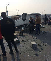 ͩ��������·��һ���ɵ�ŷײ��·��ʯ���ϣ�