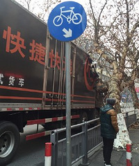 ����·�ɳ����ſ���һ����ݳ�����ײ�ˡ�����·���Ϸ�·��