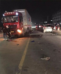 ���ƣ�һ���Ϳ���ײ��һ��Сë¿  SUV���ұ�����