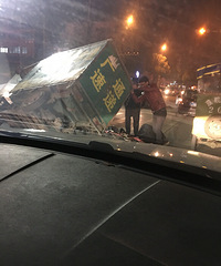 �����ײ���ˣ���ƿ����ѹ