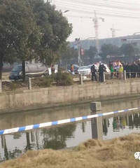 ���ƣ�����������·С�Ӿ���һ��ʬ�塭��