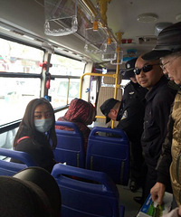85路公交车上有一神志不清的老太太 紧急寻找家人