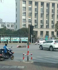 �ո����ں���·����Խ·�ڣ��γ���һ���綯��������ײ