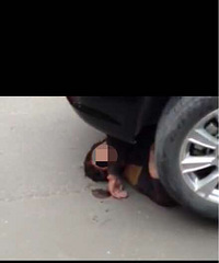 ���������ձ��ſڲ��ҳ��� 60�����Ҹ�Ů��ѹ�ڳ��� ֻ¶��һ��ͷ