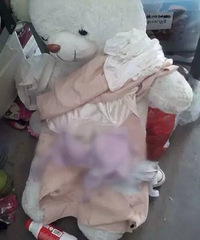 "女大学生返校惊呆了!内衣内裤散落一地,地上还有用过的避孕套!