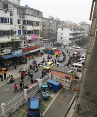 ��ˮ����һ����·�˳�����������ÿ������·