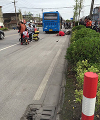 网友爆料 嘉兴港区一孩子从摩托车掉下被路过公交车压过 脑浆一地