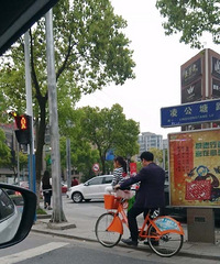 �蹫��·�Ͽ���һ�ҳ��﹫�����г� �ú�������ǰ�泵ͷ��