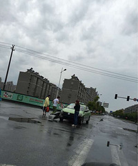 ����·�ͻ�԰··�ڳ��⳵ײ�˰µϳ�