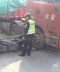 ���������˺�·�ϣ�������ѹ����һ���ˣ��Խ���������