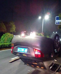 �������Ϻ�������������Լ�ײ��ȥ�����˸��׳���