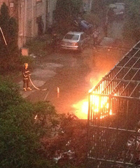 ����������С��һ����ɫ�γ���ȼ ������̥ը�ˣ�