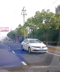 �г���·�Ͽ�����һĻ �Ҳ�������