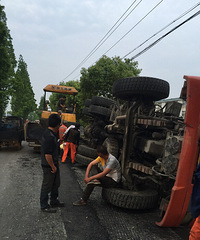 ����һ�������ж����ʱ ��·�����ȵ��²෭ ��˾��ȴ����