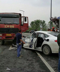 ���磡����һ�������¸����ɵ�ŷ�Լݳ���ײ �Լݳ���ͷȫ����