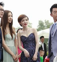 Ů��ס���ҼҰ����ǰ���������� Ϊ�˷��־���в��