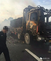 ���գ�����һ��װ��ֽ�Ļ�����ȼ�ɡ��𳵡� �����ѱ��ϣ�