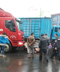 ����ͷ���ϡ������¹ʣ�Χ��Ⱥ�ڶ�˵������