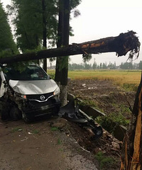 ƽ��һ����ײ�� �������𳵻��� ˾��ȴ����....