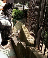 Ů˾���ִ����ˣ�Ϊʡͣ���ѽӸ��绰��ҽԺ��Χǽײ����