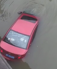 �����ֳ��£�һ��ɫ�γ�׹�� ���������ӵ��ˣ�