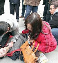 ��ɷ��һ����һ���˿��°�ĭ�赹�����㻨԰Χǽ��