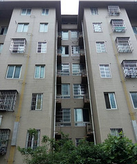 ���գ�����4��Ů���賿����4¥�յ�¶̨�Ϻ����֡��衱