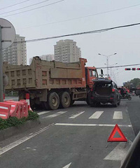 �����Ѽ�·�ڿ�����SUV��ײ �ֳ��ÿ���