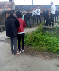 ����һ4���´�Ӥ�������ϵ���׹�� ��˵�����Ǵ��������ﵯ��ȥ��