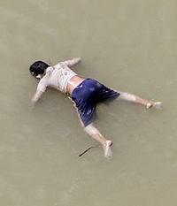 ͻ����������·�����۴����º����ɷ����и�ʬ �Ѹ�����