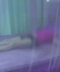 怀疑老婆在KTV乱搞 他当着儿子的面掐死她