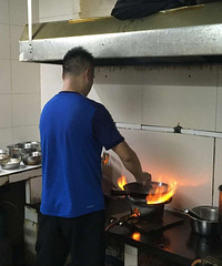 【正能量】平湖这个面店老板每天5点多开店,请10位环卫工人吃